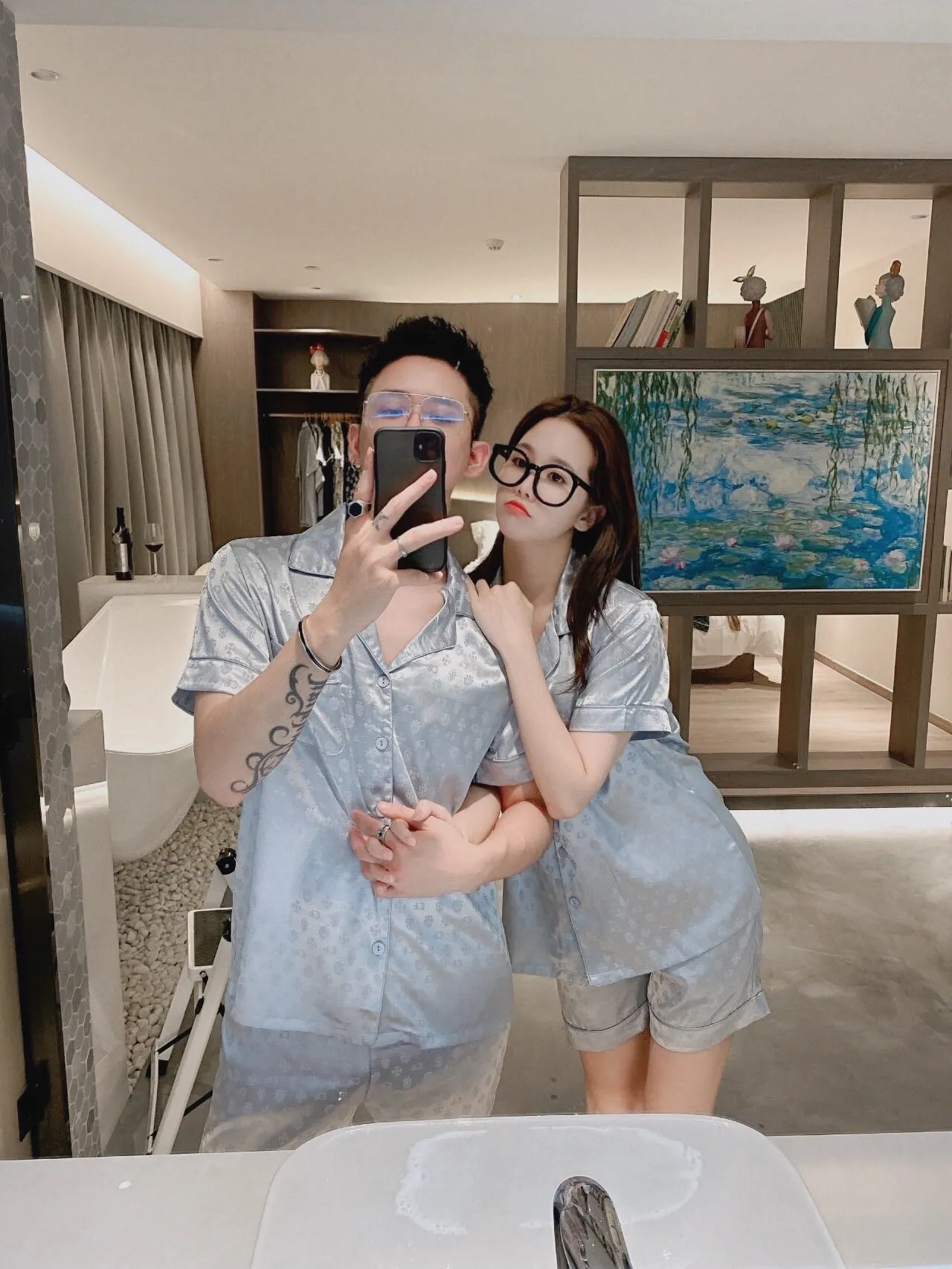 🅿️340 Croxin Home Clothes High-end Korean silk fabric is skin-friendly, soft and comfortable. Same style for men and women. Women's size: XS～M, men's size: M～XXXL